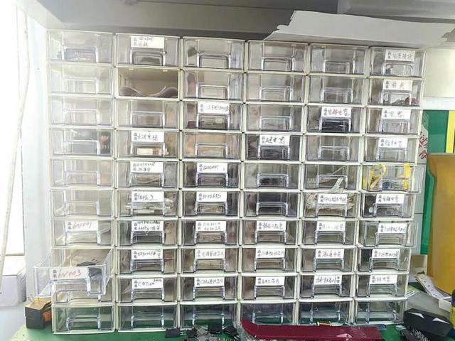 师傅转行修新能源汽车人生就是搏修手机的(图1)